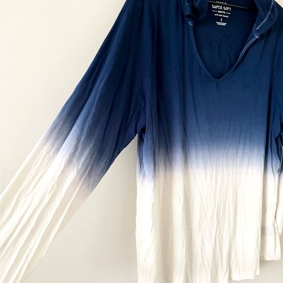 NWT Torrid Blue and White Ombre Hoodie with Lip Print on Back Size 2 (18-20) - Picture 5 of 9